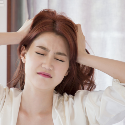 두통으로 불편함을 느끼는 모습을 표현한 이미지